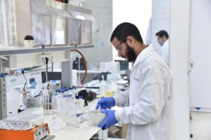 Los laboratorios de la compañía israelí Nanosono donde científicos hispanos crearon pintura antibacterial.